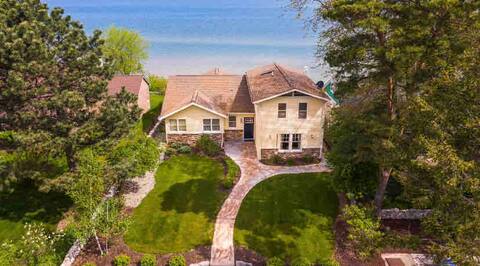 Amazing N Shore Sandy Beach Home, Lake Front Home!