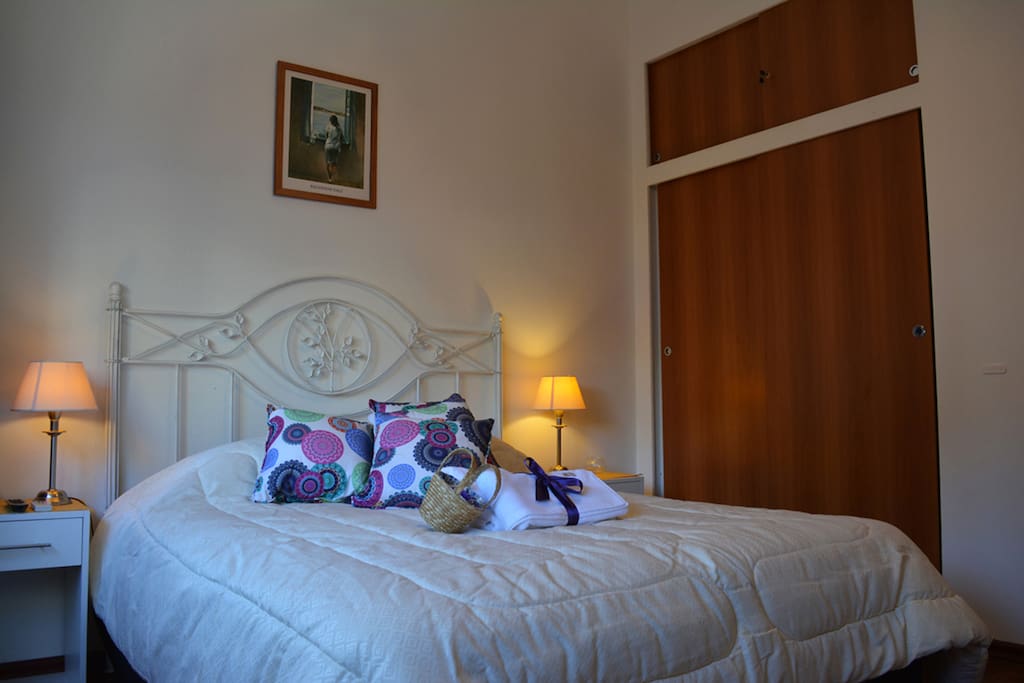 Dormitorio matrimonial con placard, amplio ventanal, tv led, ventilador de techo y aire acondicionado, más cuna para bebés.