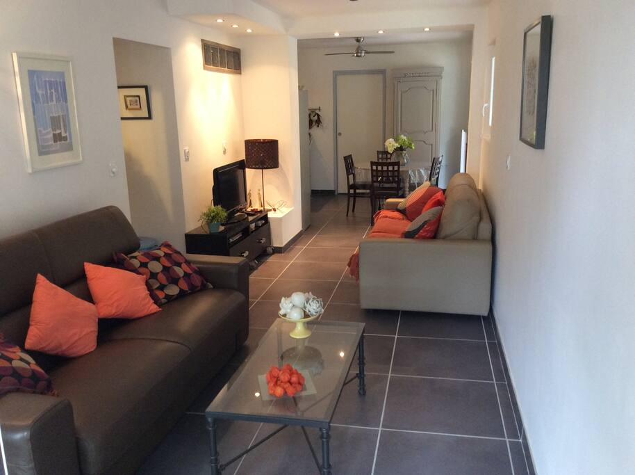 Agréable salon séjour avec 2 convertibles haut de gamme /couchage 140 qui vous permettent d optimiser les couchages