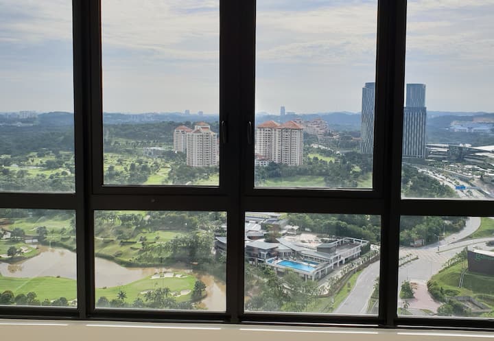 Albert Conezion Ioi Resort City Golf View Netflix Condominiums For Rent In Putrajaya Malaysia