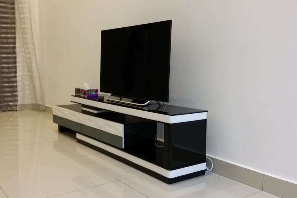 40' Sony Smart TV. HDMI available.