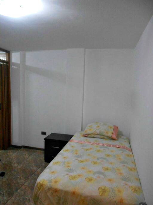 Habitación #2 con cama de 1 plaza, incluye baño con tina