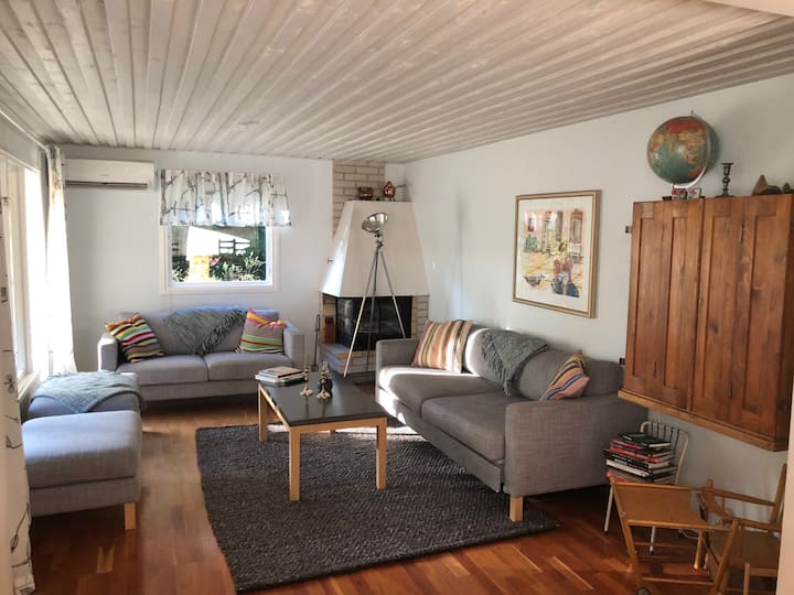 Всекидневна с разтегателен диван (2 - ма души). Тук можете да се насладите на гледката към езерото и огъня в камината или защо да не гледате филм преди вечерта (може да се закупи дърва). 
Затъмняващи щори.