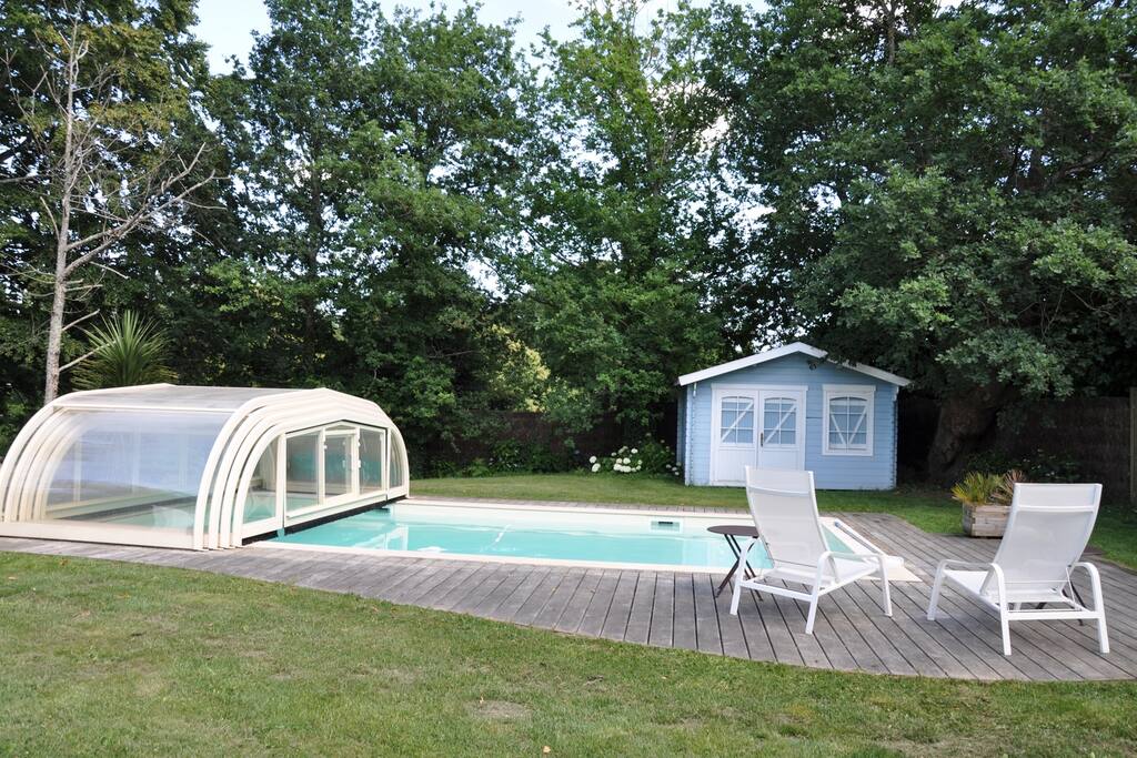 Jardin paysagé de 3200m² avec piscine couverte et chauffée