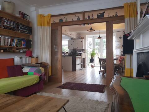 Central, parking, sauna, v close to beach