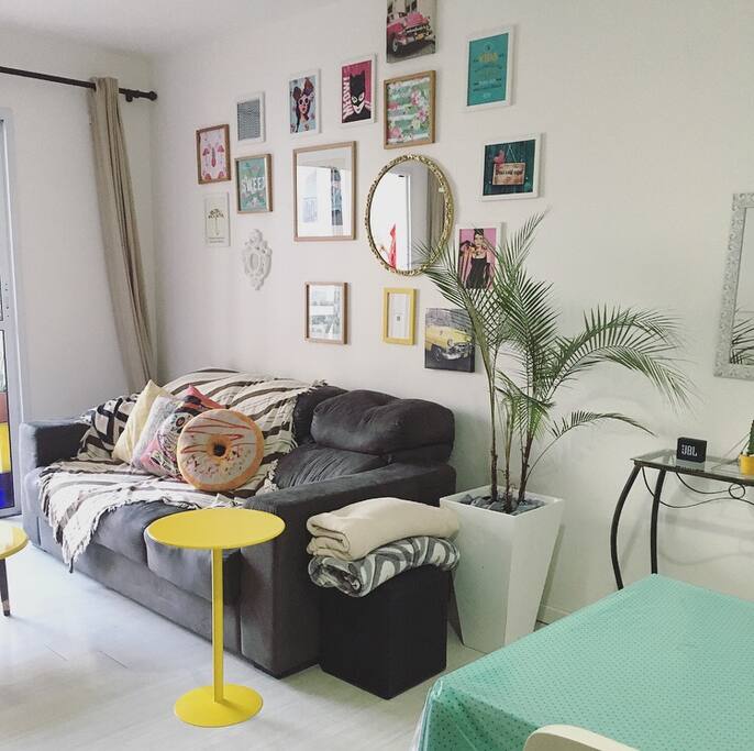 Nossa sala é conjunta com a sala de jantar, possui uma tv (42 polegadas)
Netflix, sofá de 3 lugares, pufes, jogos, livros etc...