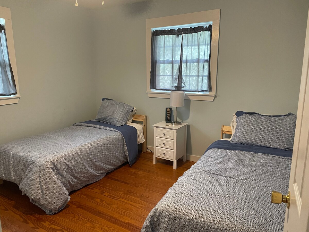 Ova soba također ima stropni ventilator za udobnost. 