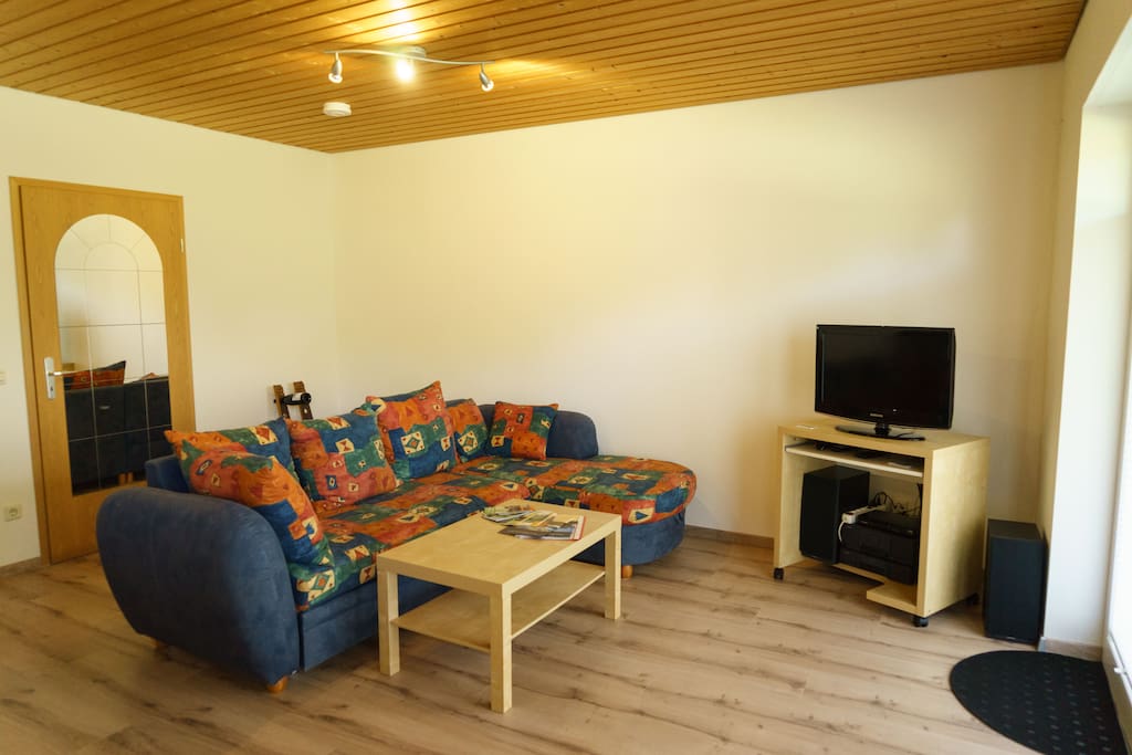 Fernseher, Sat-Empfang, Couch mit Tisch, Musikanlage