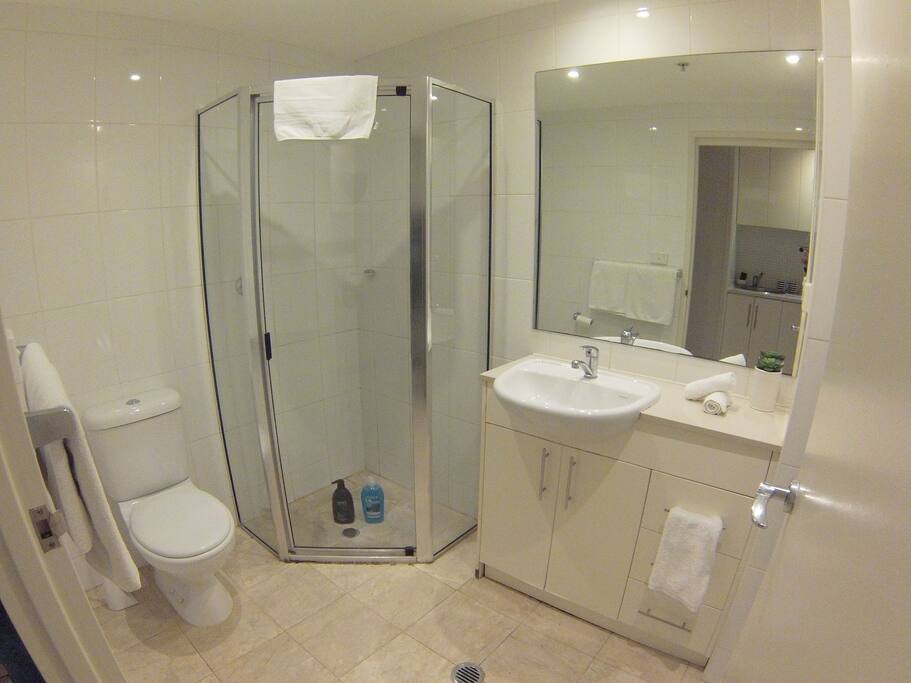 Shower + toilet