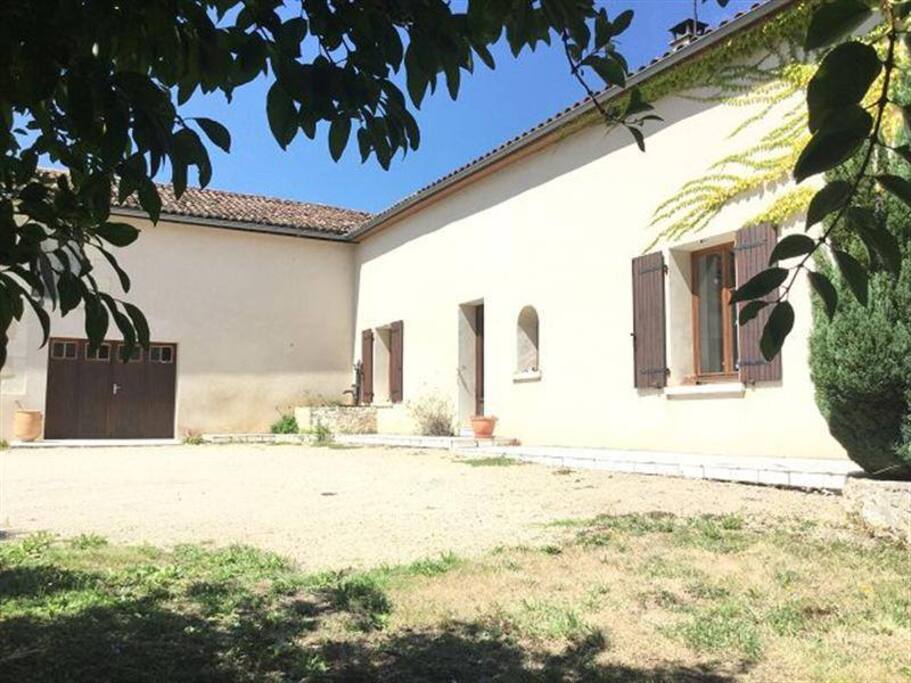Espace vaste et ensoleillé.
Possibilité de garer 3 voitures de manière sécurisée.