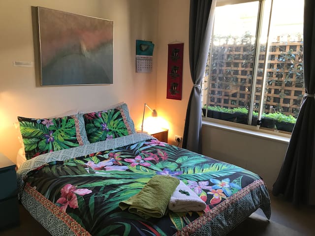 Cosy courtyard home (double bed)