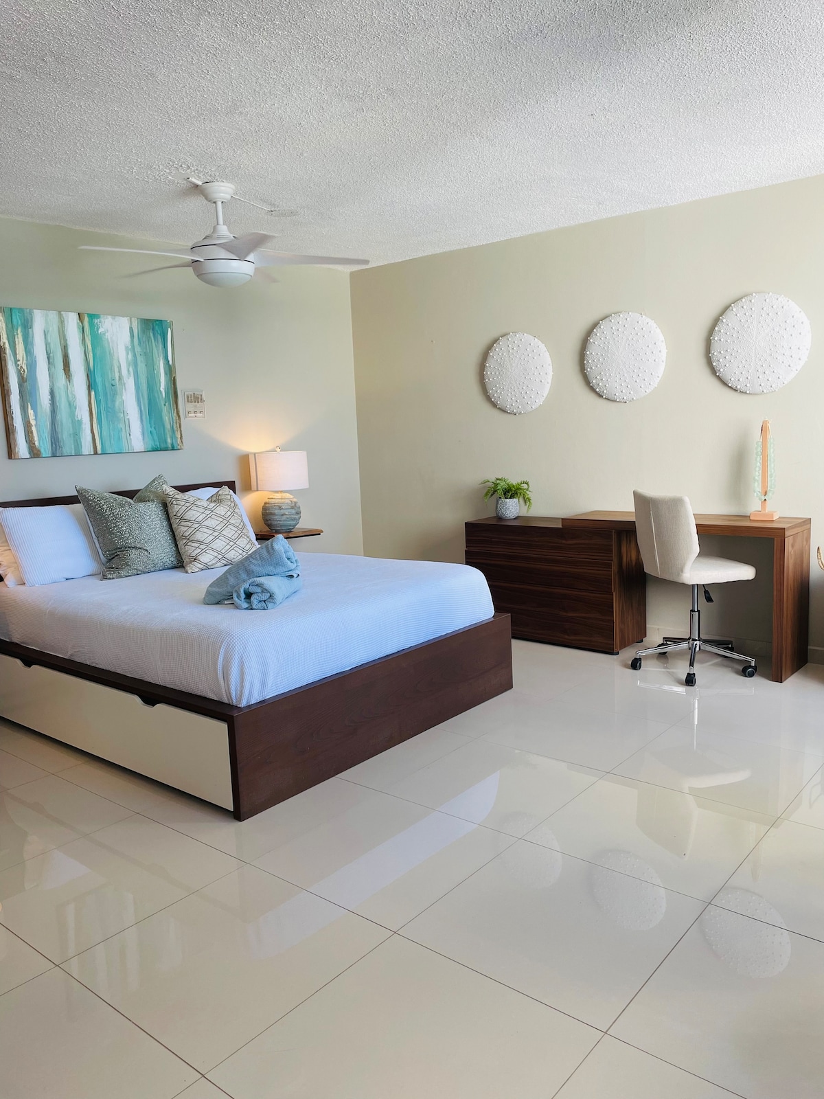 Prostrani studio s bračnim krevetom i uredskim krevetom