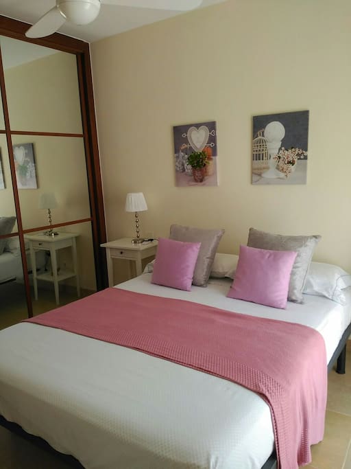 1° dormitorio con baño privado en primera planta. Ventilador en techo.
