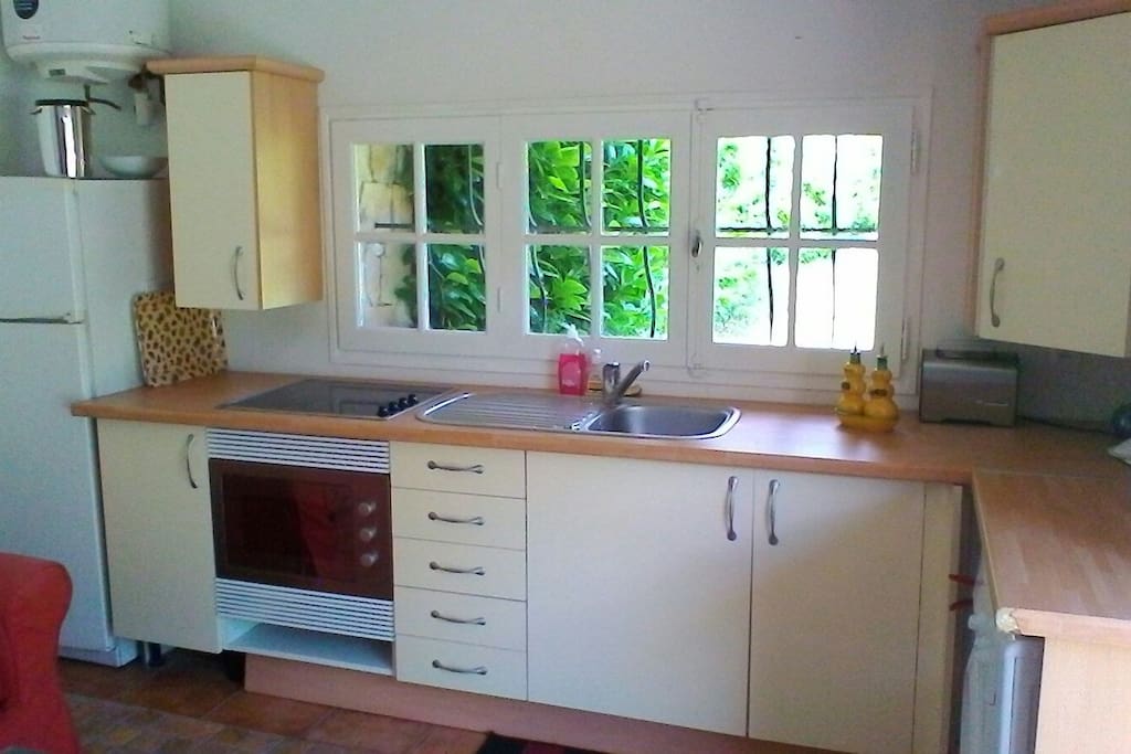 Kitchenette. Micro wave. Washer. Toaster. Fridge/Freezer.
Hobb/Oven