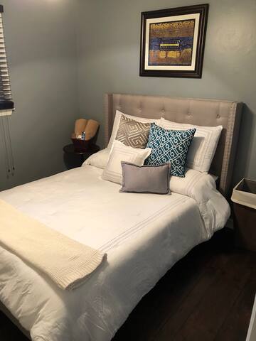 Budget friendly- Room with Large Full Bed and TV
