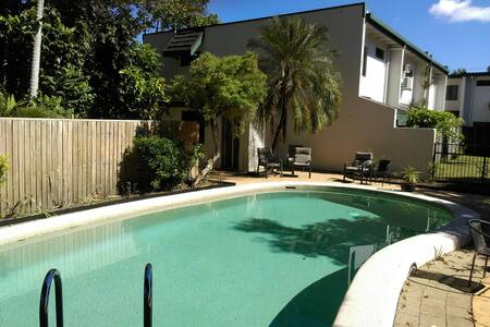 Cairns near Esplanade. FREE BREAKFAST / FREE WIFI