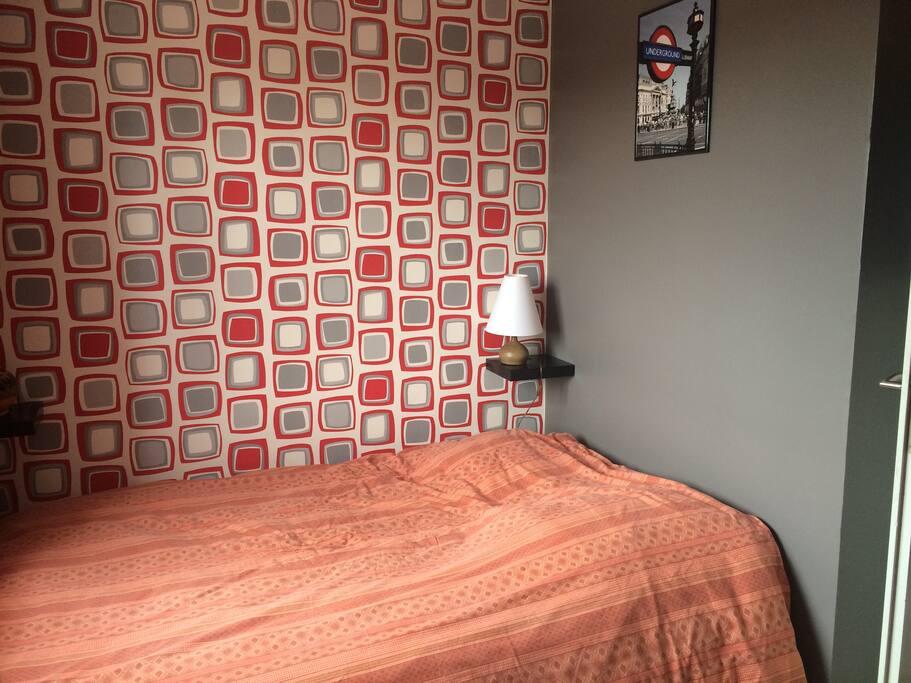 Chambre avec lit double, bureau et penderie
Double bedroom with queen-size bed, desk and closet