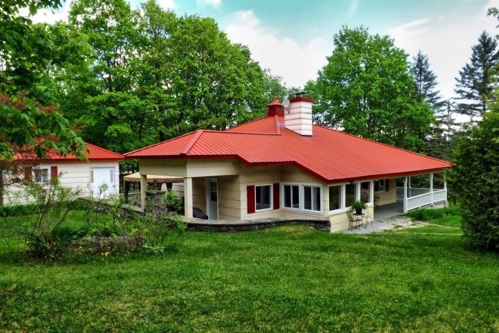Chalet avec vue sur le lac des iles.