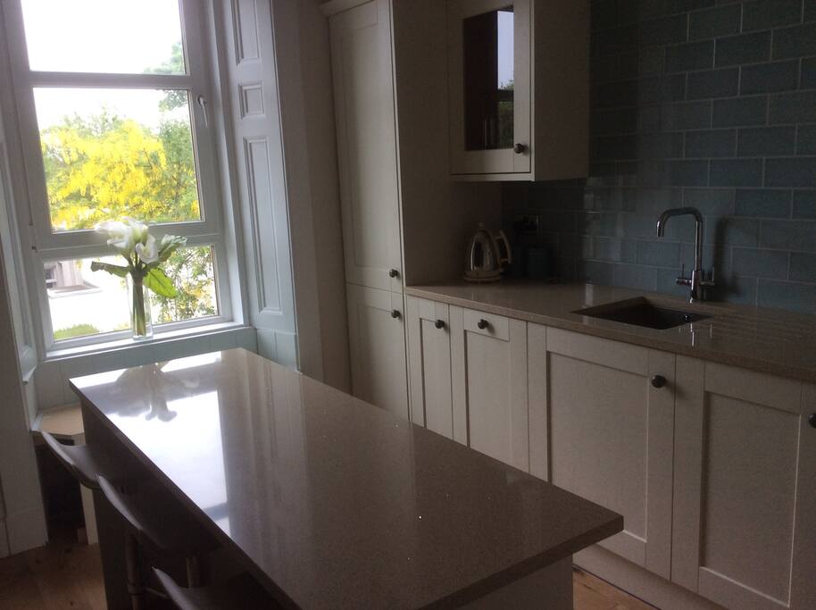 Well equipped spacious kitchen for entertaning