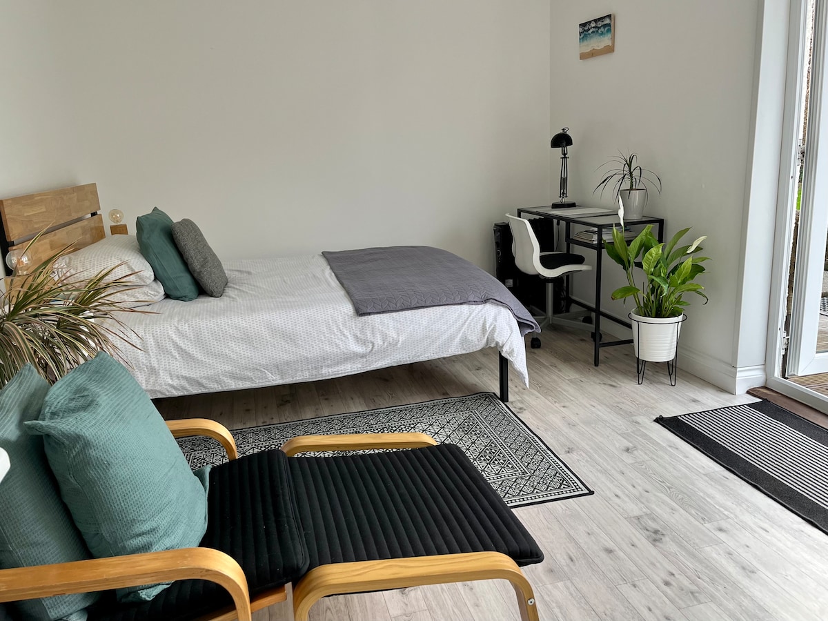 Top performing Airbnb: Garden chalet, self-contained, one person. in Newquay