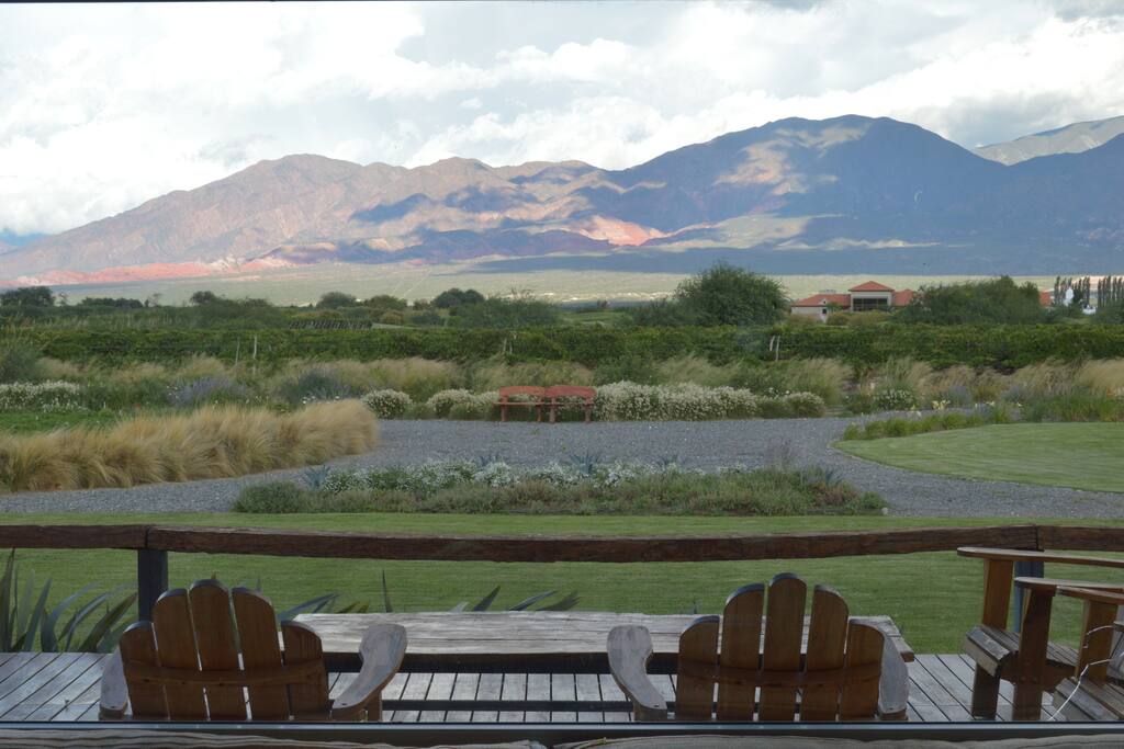 Sobre un terreno casi de 4.000 m2, frente a los viñedos y al hoyo 5, la casa tiene grandes vistas a los Cerros Colorados