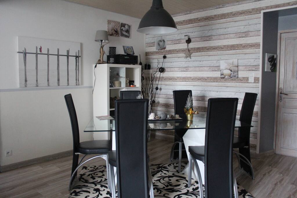 salle à manger cosy à côté de la cheminée