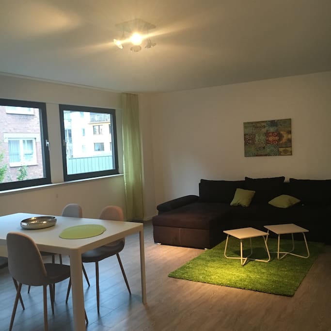 Wohnzimmer mit Essgruppe