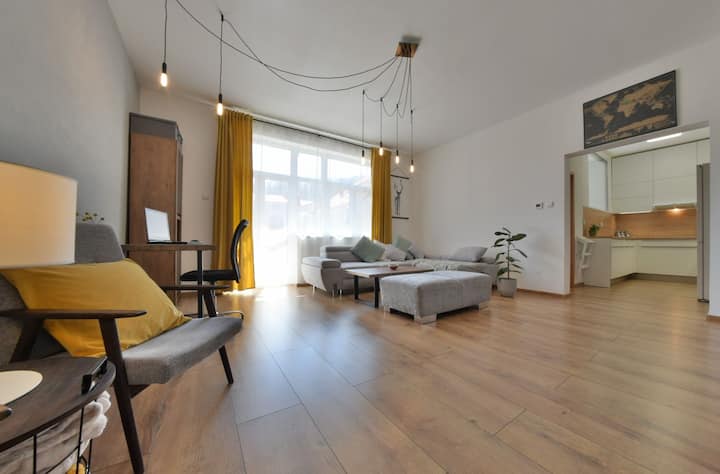 Next to Opera Building in Centrum, 70m2,AC,Balcony