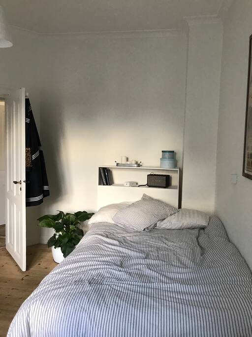 Big queen size bed. Fits 2 people (140x200m)
