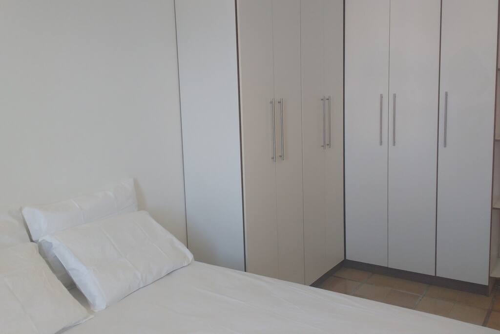 Quarto com armários