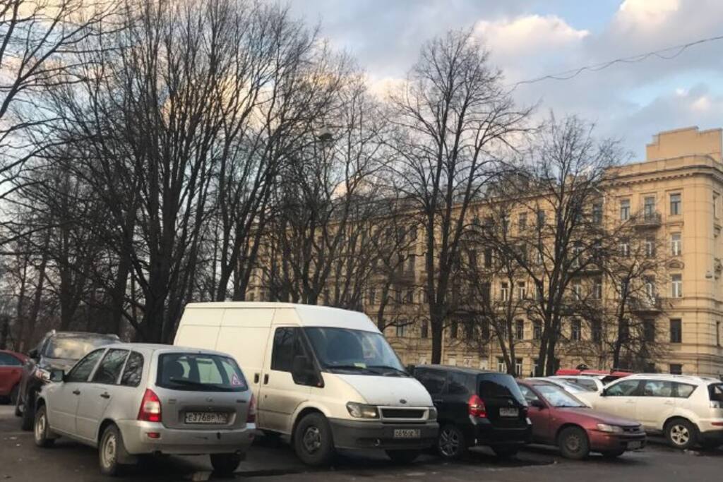 Парковка возле дома