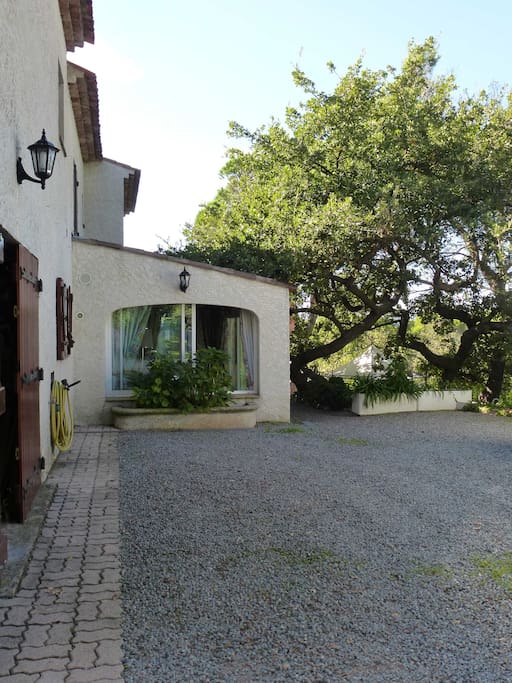 Entrée avec parking privé