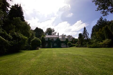 Charming house, near Bath sleeps 8 with hot tub