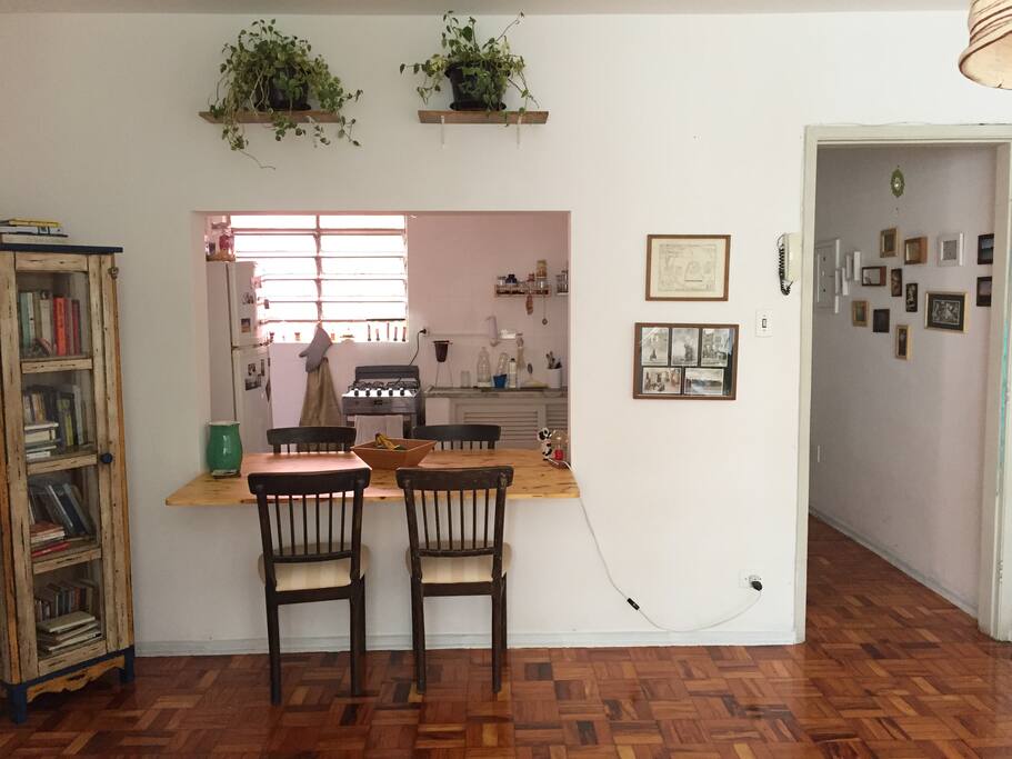 vista da sala pra cozinha/ view from living room to kitchen