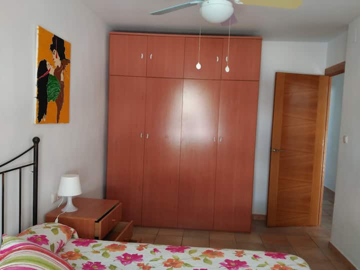 Dormitorio primary con armario ห้องนอนใหญ่พร้อมตู้วางของ