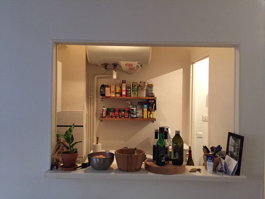 The kitchen is small but has everything you need to prepare your breakfast (or the apéro)