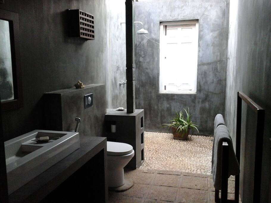 Ensuite bathroom, open to sky