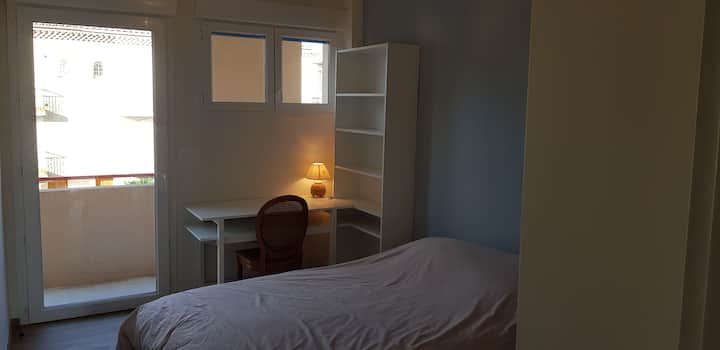 Chambre 2, 10 m2, petite terrasse privative, lit double en 140 cm, placard, bureau, étagère/ Bedroom 2, 10 m2, мала приватна тераса, двоен кревет во 140 см, плакар, биро, полица.