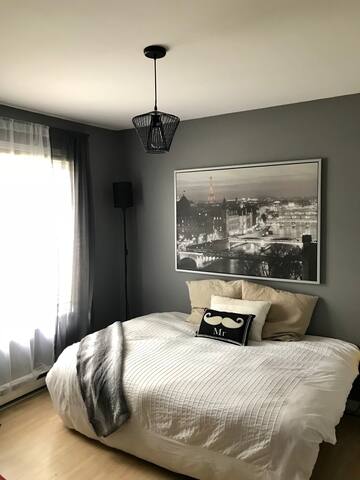Chambre confortable dans un grand condo