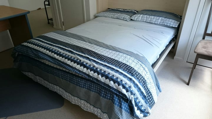 Tercer dormitorio: cama matrimonial, colchón de somier.