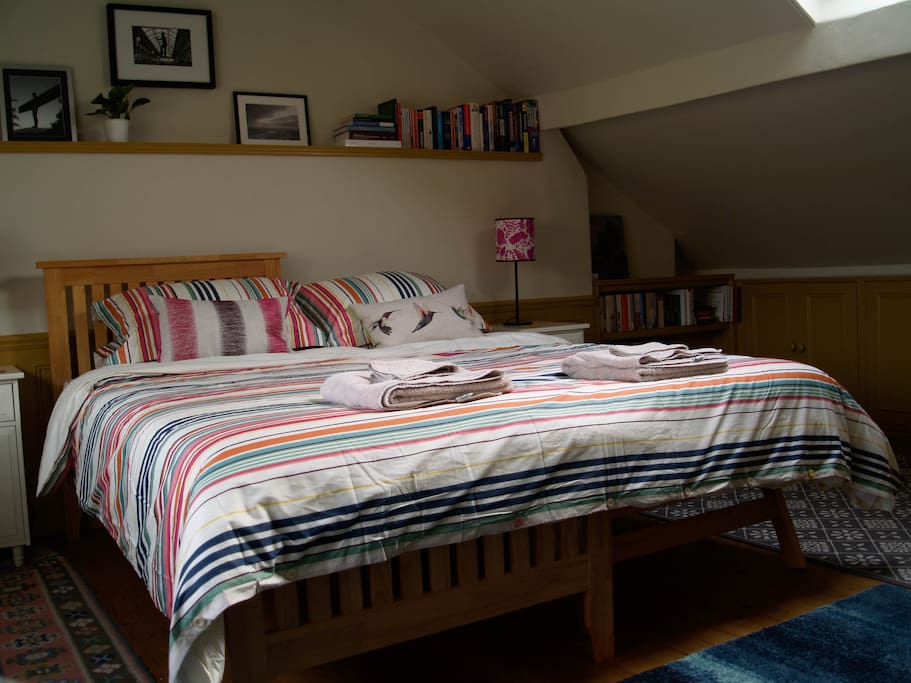 The bed in super-king size mode