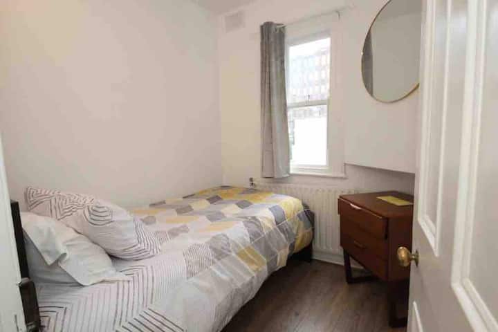 卧室配备单人床 