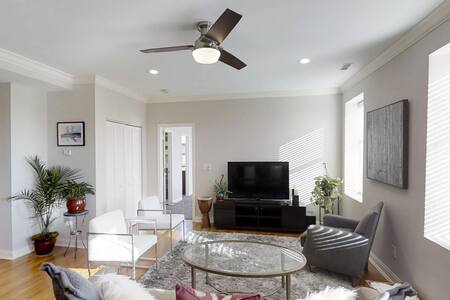 Stunning 2Bdrm/2Bath Condo Adjacent to Eden Park