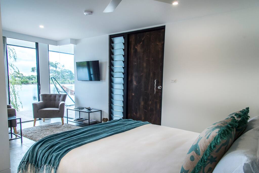 Queen bed