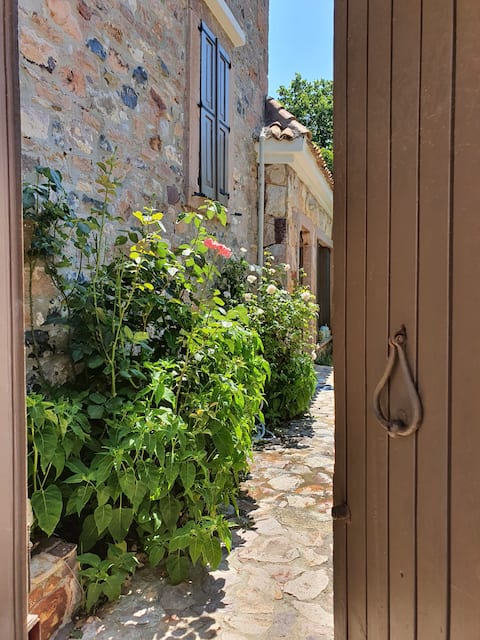 Stone House with 3 Bedrooms and Garden in Cunda