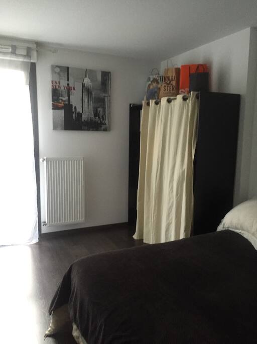 Chambre spacieuse avec dressing.Lit 2 personnes.couchage très confortable. Porte fenêtre donnant sur le jardin.Volet électrique.