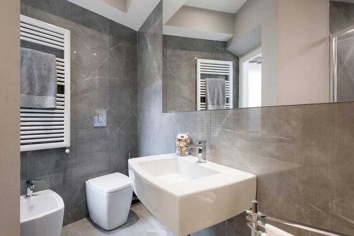 Santa Croce Penthouse w/ Rooftop Patio & Lift gallery image 3