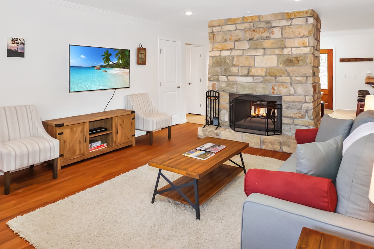 החלק האחורי של האח נמצא בסלון.