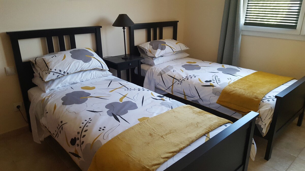 Двойна спалня (2 единични легла)