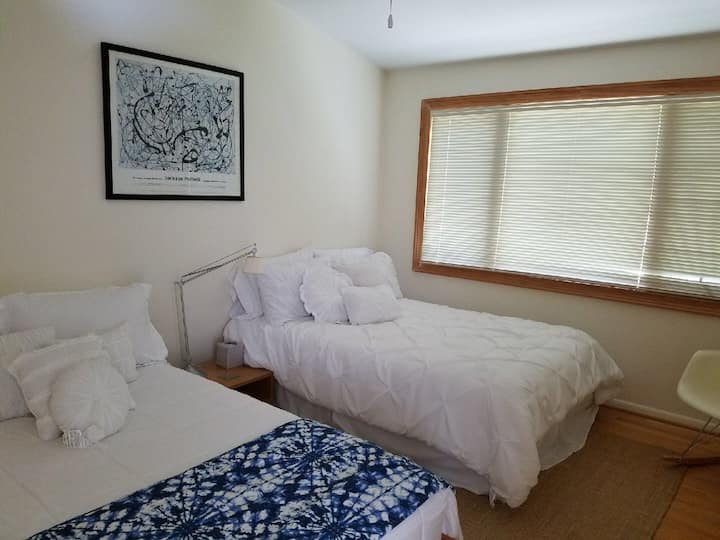 Spálňa na poschodí (dve manželské postele)
